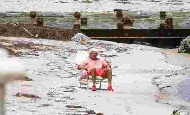 Rod Stewart, karantina günlerini tek başına plajda geçiriyor