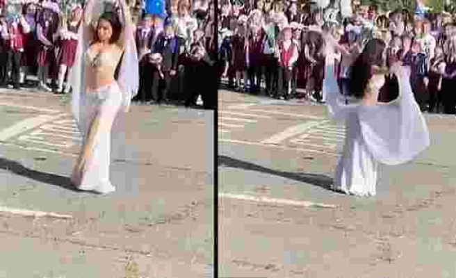 Rusya'da Okul Açılışında Bir Öğretmen Dansöz Kıyafeti ile Göbek Dansı Yaptı