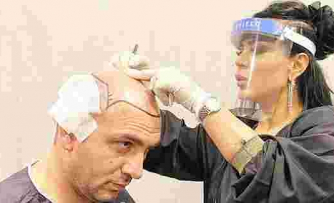 Saç Ekim Uzmanı Aslı Tarcan: 'En iyi saç ekim yöntemlerinden biri DHI tekniği'
