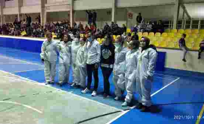 Sağlıkçılar voleybol turnuvasında sahaya filyasyon kıyafeti ile çıktılar