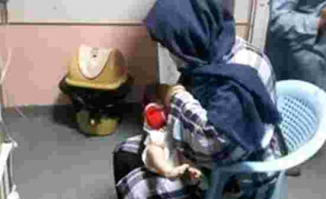 Saldırıda yetim kalan bebekleri emziren Afgan bayan, görenlere duygu doymuş anlar yaşattı