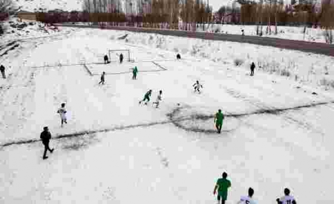 Şehidin anısına kar üzerinde futbol turnuvası