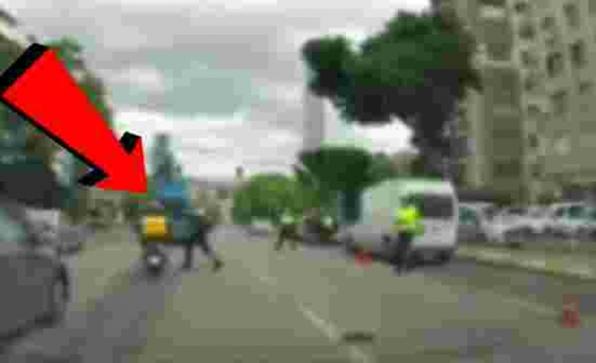 Seyir Halindeki Motosikletlinin Kaskına Vuran Polis