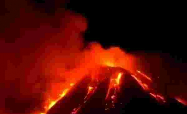 Sicilya Adasında Bulunan Etna Yanardağı Patladı