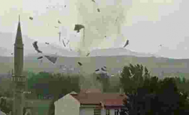 Sivas'ta çatıların uçtuğu anlar kamerada