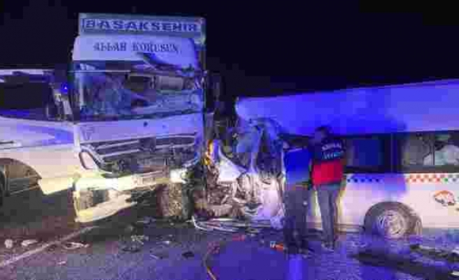 Sivas'ta kamyon ile minibüsün çarpışması sonucu 7 kişi öldü, 10 kişi yaralandı