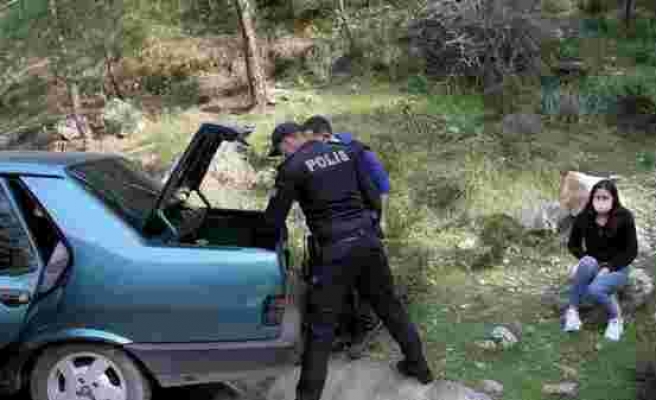 Sokağa Çıkma Kısıtlamasında Polisin Dur İhtarına Uymayarak Kaçan Şoför, Sevgilisini Arabada Bırakıp Dağa Kaçtı