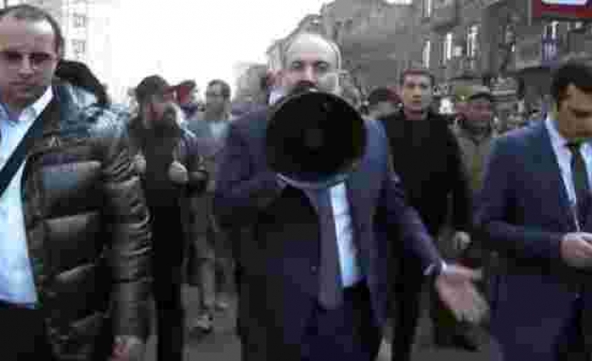 Son Dakika! Ermenistan Başbakanı Paşinyan, Erivan sokaklarını gezerek megafonla halka sesleniyor