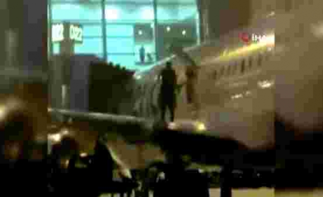 Son dakika haberi Terminale yaklaşan uçağın kanadına çıkan yolcuya gözaltı