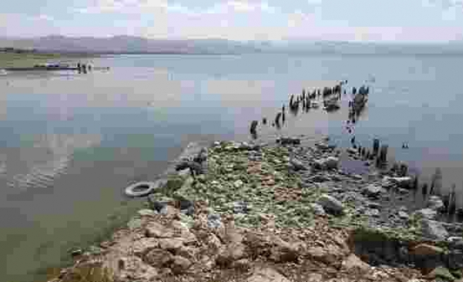 Son dakika Van Gölü’nde suyun çekilmesi ile yüz yıllık iskele ortaya çıktı