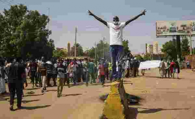 Sudan’da sivil yönetim talebiyle binlerce kişi sokaklara indi