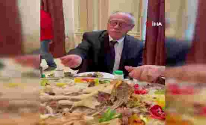 Suudi Arabistan'da vali, Japonya Büyükelçisi Fumio'ya eliyle pilav yemeyi öğretti