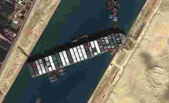 Süveyş Kanalı’nda tanker karaya oturdu