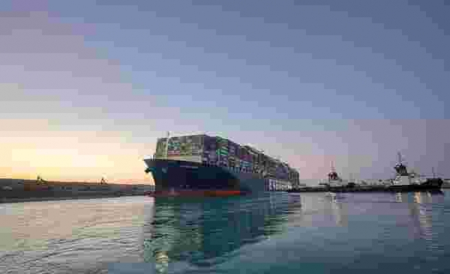 Süveyş Kanalı'nı Tıkayan Dev Gemi Kurtarıldı, Kanal Deniz Trafiğine Açıldı