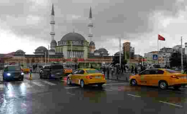 Taksim'de önce hava karardı sonra sağanak yağış başladı