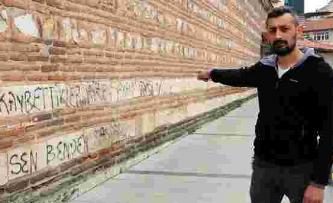 Tarihi Hanın Duvarları Vandalların Hedefinde: Sprey Boya İle Yazı Yazdılar