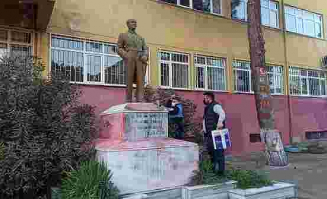 Tekirdağ'da Atatürk Heykeline Boya ile Hakaret İçerikli Yazılar Yazıldı