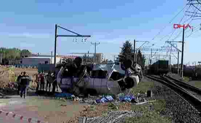 Tekirdağ'da Yük Treni Minibüse Çarptı: 4 Ölü