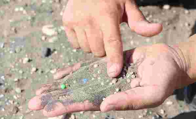 Toksik Bombaya Dönüşüyor: 'Plastik Ham Maddesi Sahil Kumlarına Karıştı; Bir Avuç Kumda 200 Tane Var'