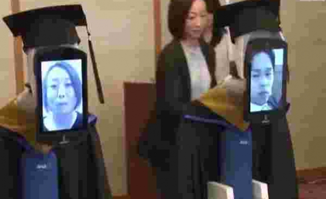 Tokyo'da Bir Üniversite Mezuniyet Törenini Öğrencileri Temsil Eden Robotlarla Gerçekleştirdi