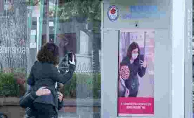 Trabzon Büyükşehir Belediyesi'nden Maske Takmayanların Yüzünü 'Koronavirüse Dönüştüren' Ekran
