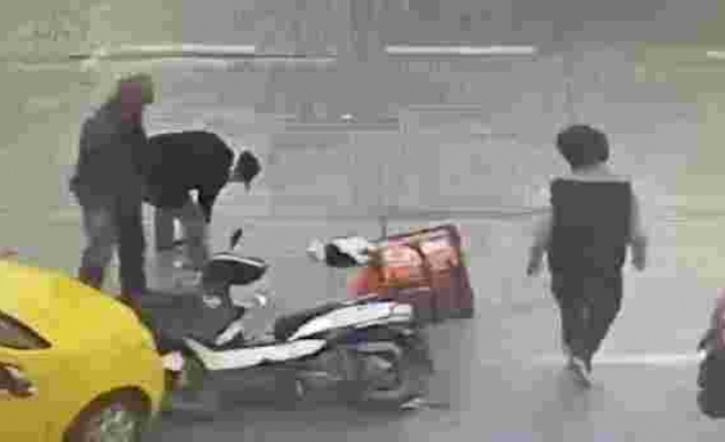 Trafik Kazasında Olay Yerine Gelip Motosikletli Kuryenin Telefonunu Çalan Kişi Kameralara Yakalandı
