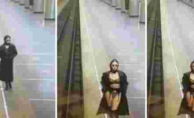 Trençkotun Önünü Açarak İçine Giydiği Jartiyer ile Metro Kameralarına Şov Yapan Kadın