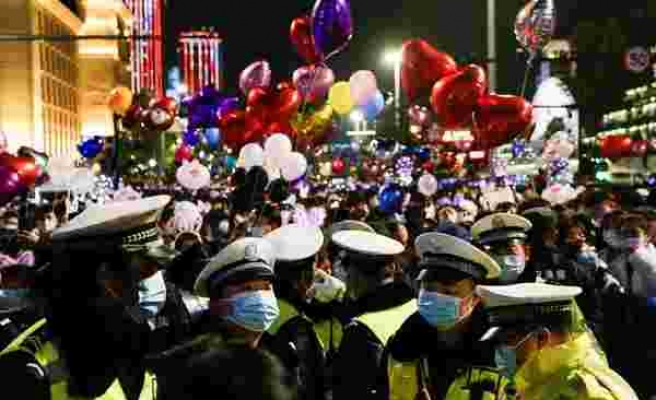 Tüm Dünya Evde, Onlar Sokakta: Koronavirüsün Çıktığı Vuhan'da Yeni Yıl Kutlamaları