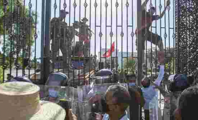 Tunus'ta darbe karşıtları ile destekçileri birbirine girdi! Yaralılar var