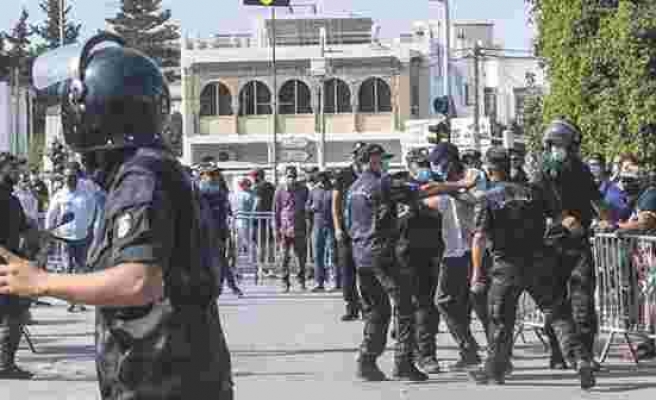 Tunus'ta sokaklar yangın yeri! Polis, darbe karşıtlarına müdahalede bulundu