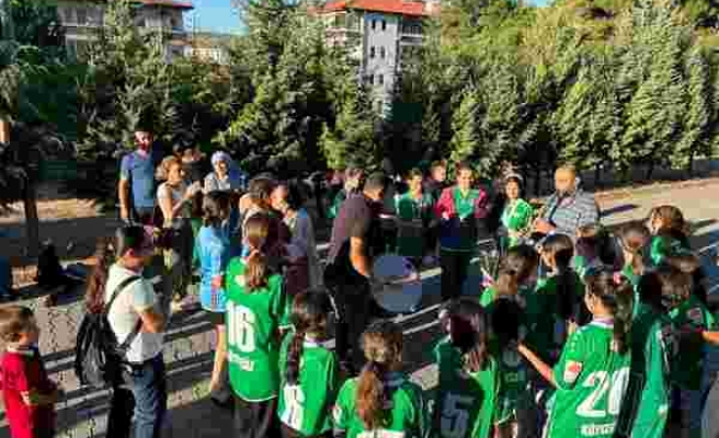 Türkiye ikincisi olan Muğla Kızlar Hokey Karması davul zurna ile karşılandı