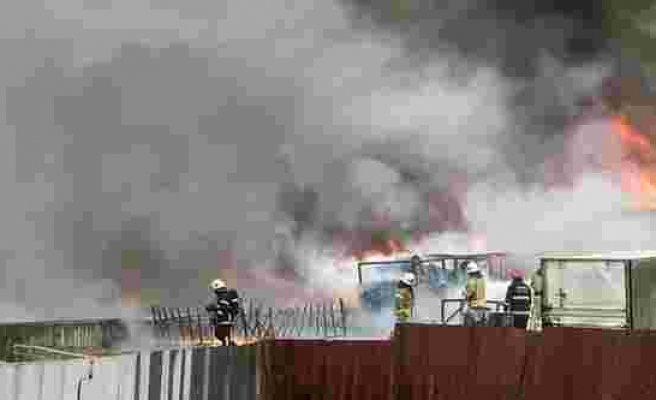 Tuzla'da Fabrika Deposunda Yangın: Ekipler Müdahale Ediyor