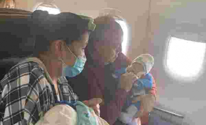 Uçakta Ölümün Eşiğine Gelen 1 Aylık Bebeğe İlk Müdahaleyi AKP'li Vekil Yaptı