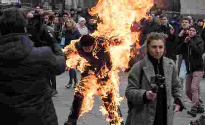 Ukrayna'da sağlık reformunu protesto eden adam, cumhurbaşkanlığı önünde kendini ateşe verdi