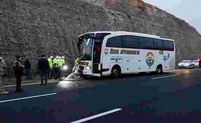 Urfa'da Yolcu Otobüsü TIR'a Çarptı: 3 Ölü, 30 Yaralı