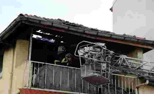 Uşak'ta bir evin çatısında çıkan yangın itfaiye ekiplerince söndürüldü