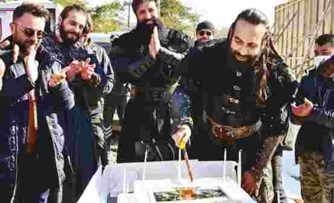 Uyanış Büyük Selçuklu setinde Buğra Gülsoy'a sürpriz kutlama