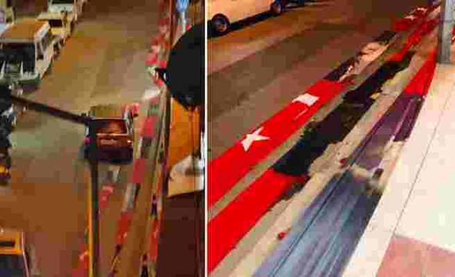 Valilik Soruşturma Başlattı: Manisa Alaşehir'de Türk Bayrağının Caddeye Serildi Araçlar Üstünden Geçti