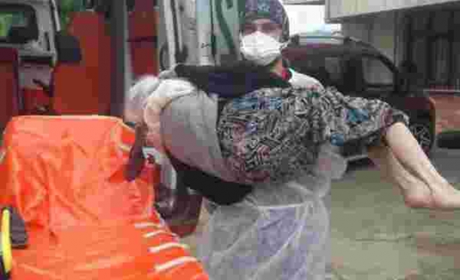 Yakınlarının Yardım Etmediği KOVID-19 Olan Yaşlı Kadını Kucağında Taşıyan Sağlık Çalışanı