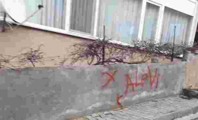 Yalova'da Alevi Vatandaşların Evleri Kırmızı Boyayla İşaretlendi