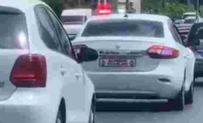 Yasak Ama: Plaka Yerine 'Alperen Ocakları' Yazan Çakarlı Araç Trafiktekileri Taciz Etti