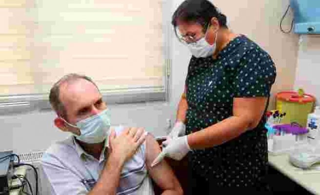 Yerli aşı 'TURKOVAC' İzmir'de gönüllü vatandaşlara ilk kez uygulandı