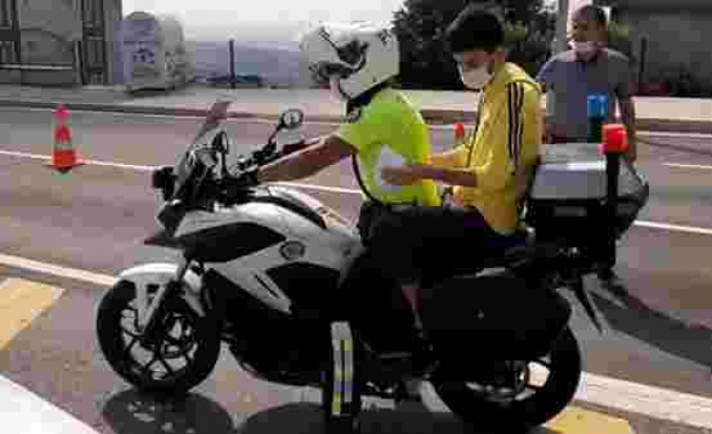 YKS'ye Girecek Öğrenciyi Motosikletle Sınava Yetiştiren Polis