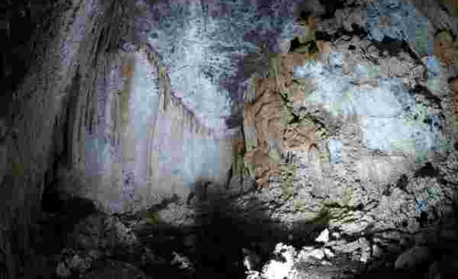 Yozgat'ta Bir İnşaat Kazısı Esnasında, İçinde Sarkıt ve Dikitler Olan Yeraltı Mağarası Keşfedildi