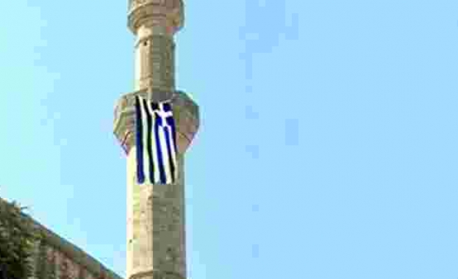 Yunan'ın Ayasofya hazımsızlığı devam ediyor! Tarihi camiye bayrak astılar