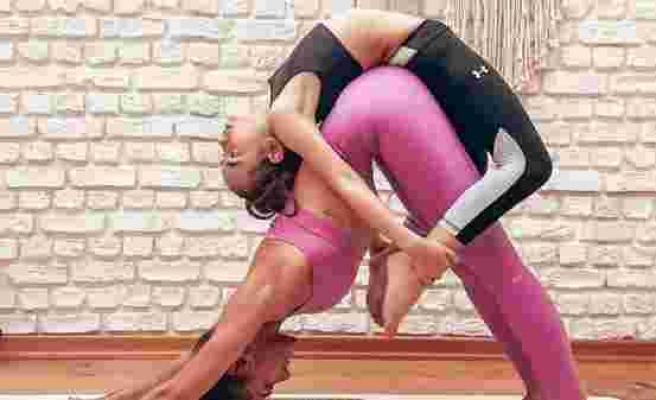 Zeynep Tokuş kızıyla yoga yaptı