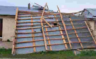 Bitlis'te şiddetli rüzgar çatıları uçurdu