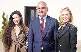 Kültür ve Turizm Bakanı Mehmet Nuri Ersoy ve Eşi Venedik Bienali'nde Heykelleri İnceledi